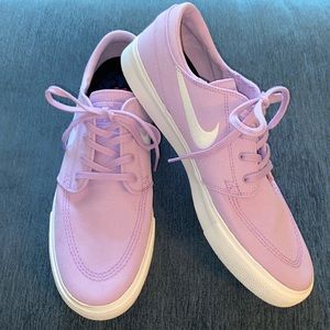 EUC Nike SB Zoom Stefan Janoski Canvas RM Lilac Unisex. MENS 10.5